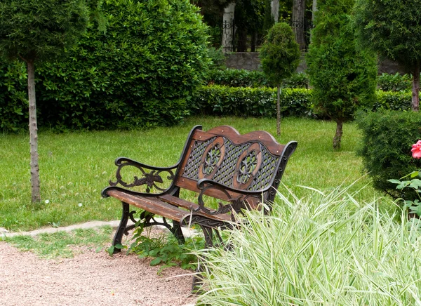 Παγκάκι και ξεκουραστείτε στον κήπο δρομάκι — Φωτογραφία Αρχείου