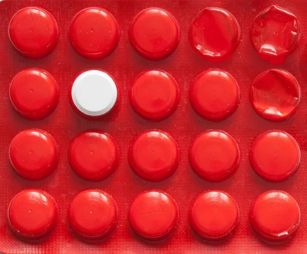 Таблетки в червоній коробці — стокове фото