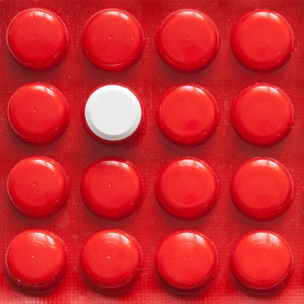Таблетки в червоній коробці — стокове фото