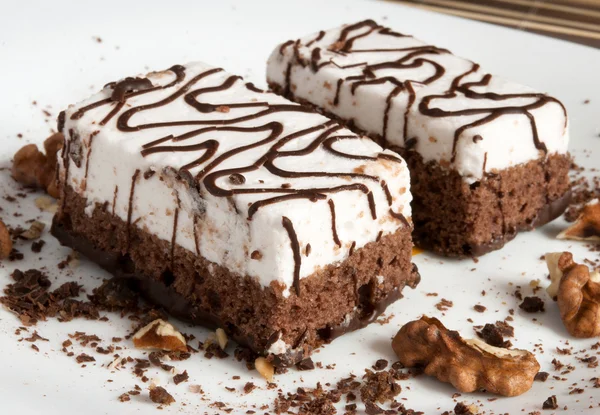 Snijd heerlijke chocoladetaart — Stockfoto