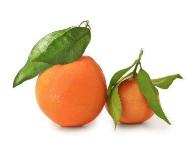 Mandarin ve orangewith beyaz, kırpma yolu üzerinde yeşil yaprak