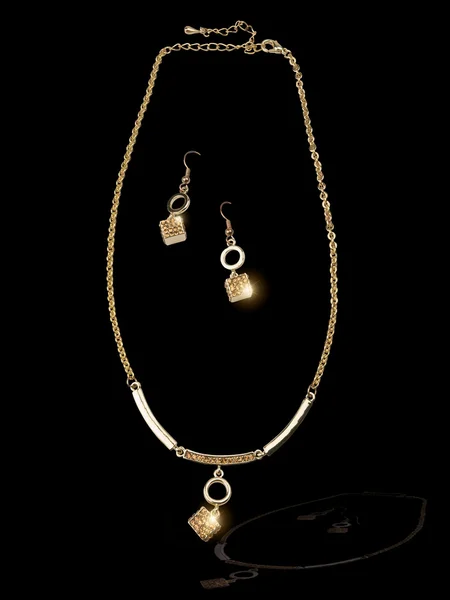Goldene Halskette Und Ohrringe Auf Schwarzem Hintergrund — Stockfoto