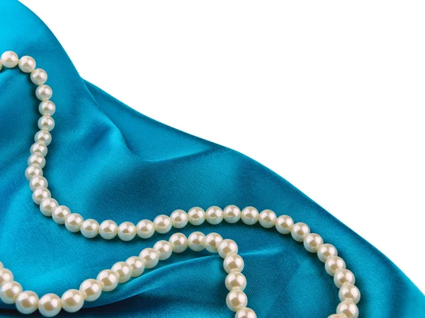 珍珠珠蓝色丝绸布上 — 图库照片