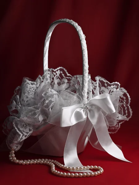 Brautblumenkorb Und Perlen Über Dem Roten — Stockfoto