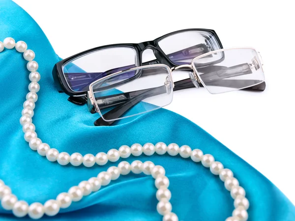 Beyaz Arka Plan Üzerinde Modern Şık Gözlükler Çiftinin — Stok fotoğraf