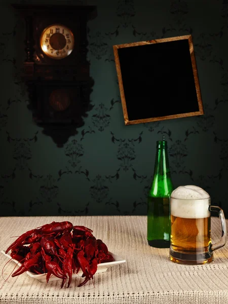 Crawfishes Cozidos Vermelhos Cerveja Mesa — Fotografia de Stock