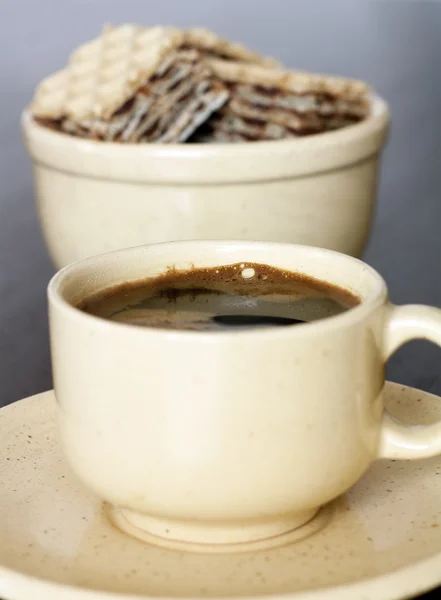 Kopje Sterke Zwarte Koffie Met Wafels Een Tafel — Stockfoto