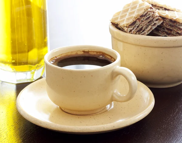 Kopje Sterke Espressokoffie Citroen Drinken Wafels Een Houten Tafel — Stockfoto