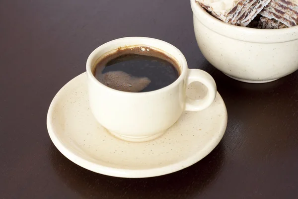 Tasse Starken Schwarzen Kaffee Mit Waffeln Auf Einem Dunklen Holztisch — Stockfoto