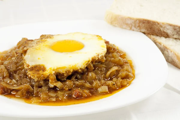 Duszona z cebulą pieczone, jaj i mięsa — Zdjęcie stockowe