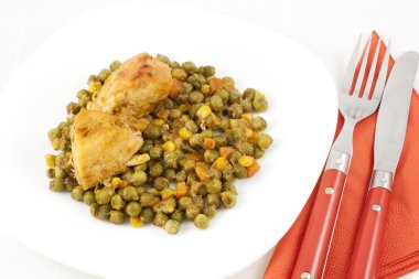 Yeşil bezelye, havuç ve Mısır tablo üzerinde tavuk eti