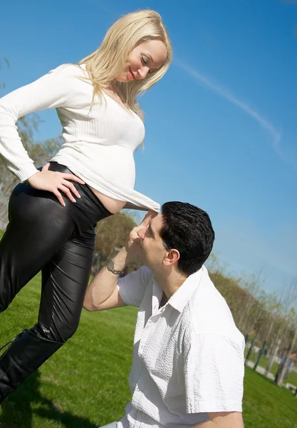 Kerl sieht das schwangere Mädchen — Stockfoto