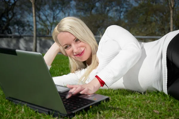 Schöne Frau mit Laptop — Stockfoto