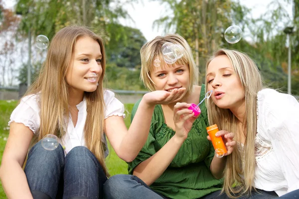 Meninas inflando bolhas de sabão — Fotografia de Stock