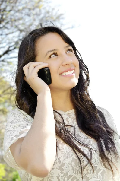 Chica hablando en un móvil — Foto de Stock
