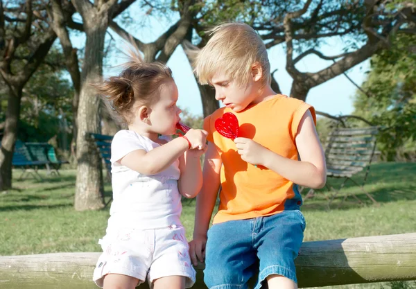 Мальчик и девочка с карамелью — стоковое фото