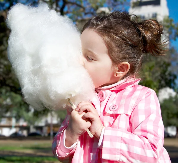 Girl eating candy-floss — Stock Photo, Image