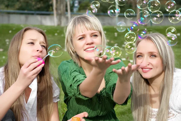 Holky nafouknutí mýdlové bubliny — Stock fotografie