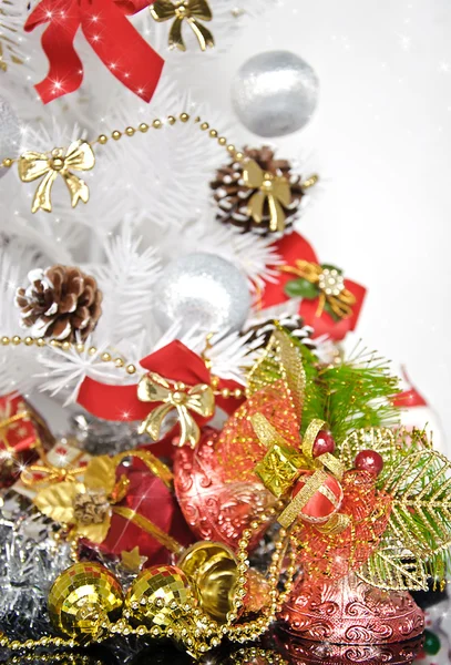 Weihnachtsbaum und Glocken — Stockfoto