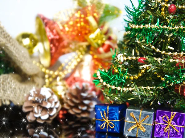 Pek çok hediye ile Noel ağacı — Stok fotoğraf