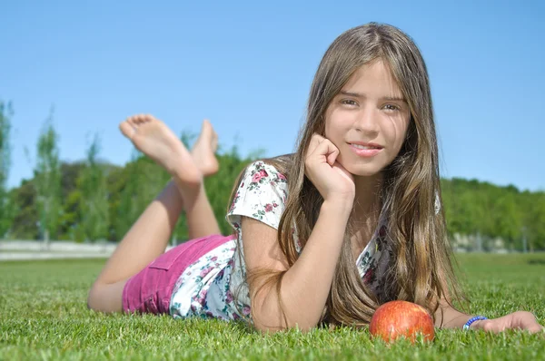 Γοητευτικό κορίτσι με μήλο — Φωτογραφία Αρχείου