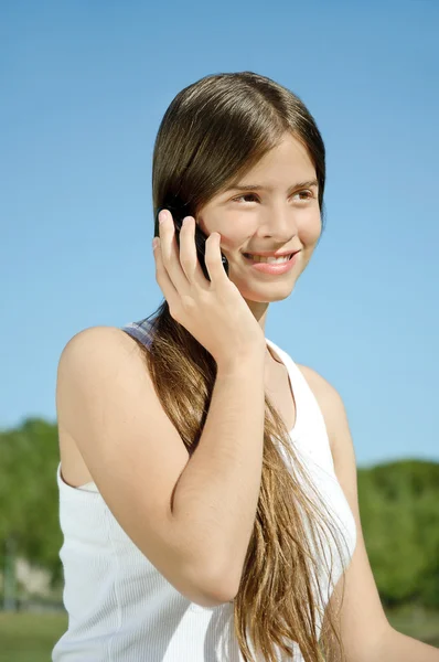 Cep telefonunuzda konuşan kız — Stok fotoğraf