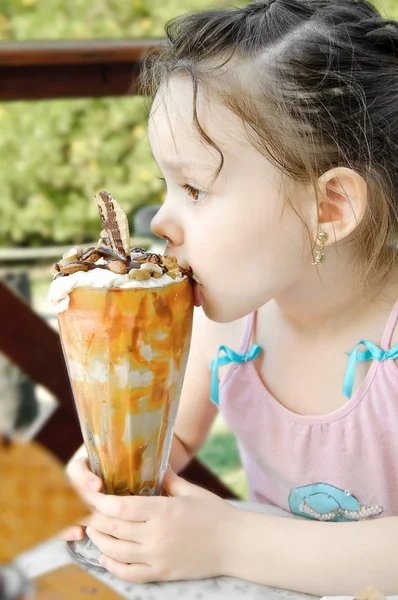 Comer helado —  Fotos de Stock