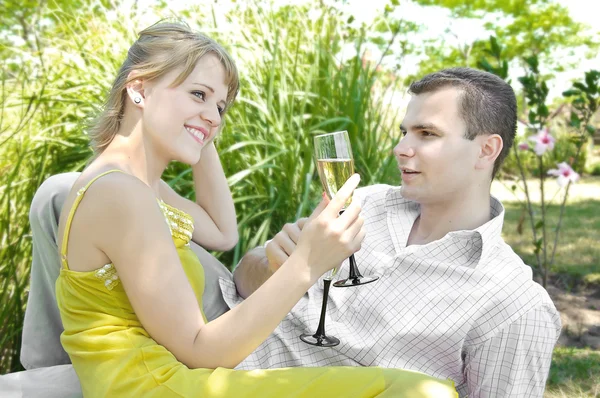 Couple at picnic — Stock Photo, Image