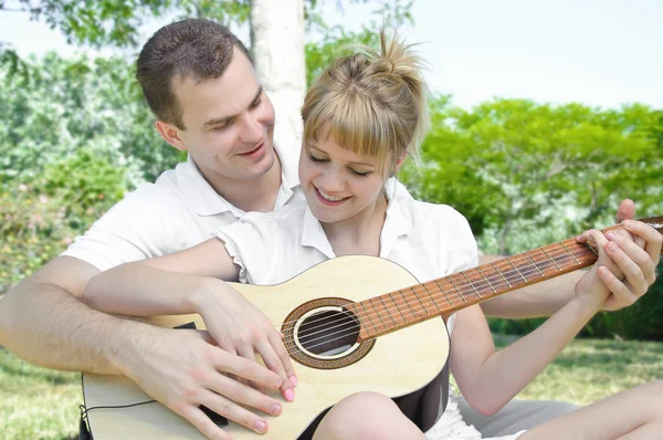 Paar mit einer Gitarre — Stockfoto