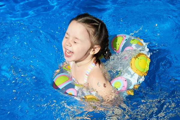 Girl playing in water — Stock Photo, Image
