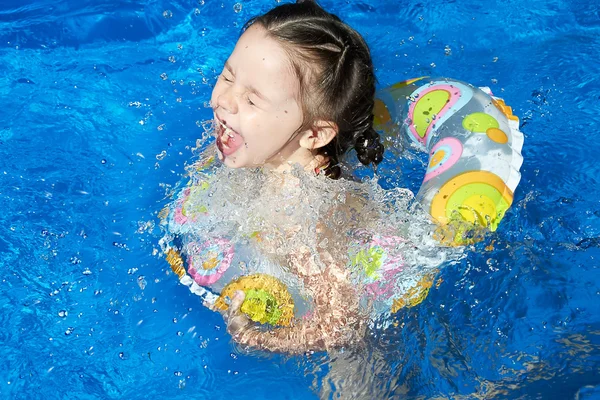 Kislány Játszik Vízben — Stock Fotó