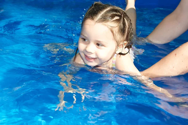 可爱的小女孩教学如何在一个游泳池里游泳 儿童在水与妈妈很开心 — 图库照片