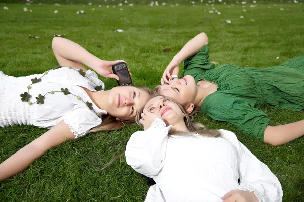 Dziewczyny Rozmowy Telefony Komórkowe Parku Trawie — Zdjęcie stockowe