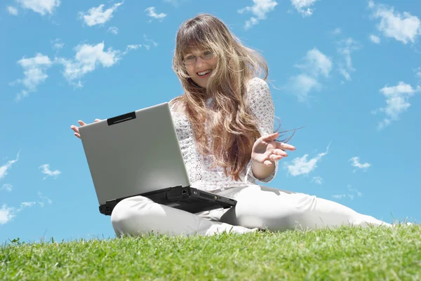 Retrato Tiro Uma Mulher Bonita Parque Com Laptop — Fotografia de Stock
