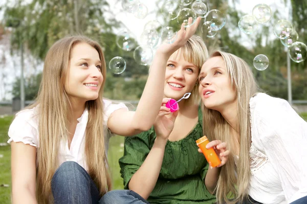 Drie Meisjes Opblazen Zeepbellen Het Park — Stockfoto