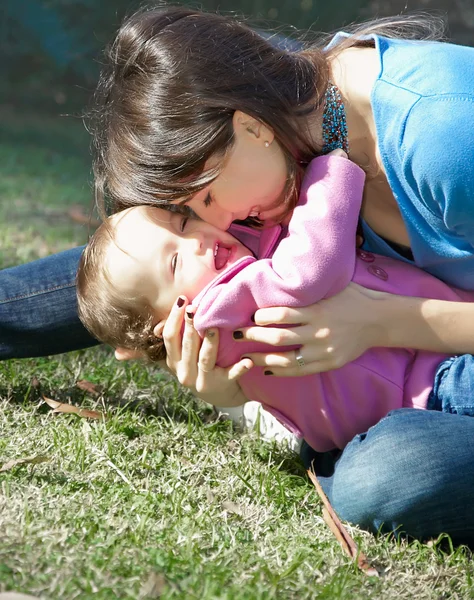 在与女儿公园玩耍的快乐妈妈 — 图库照片
