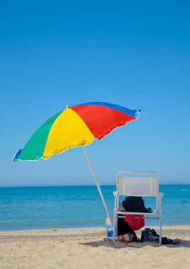 plaj sandalye ve renkli şemsiye