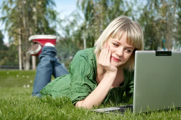 Frau im Park mit Laptop — Stockfoto