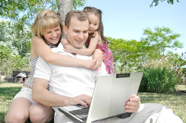 Familie genießt Laptop — Stockfoto