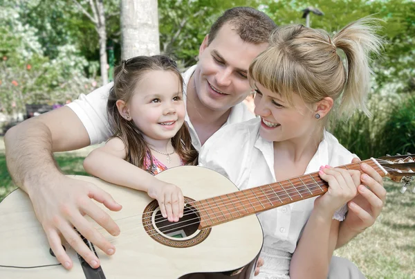 Familie platziert Gitarre — Stockfoto