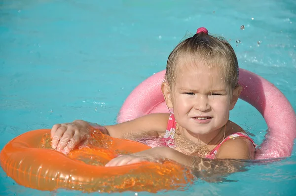 Little girl swimming — Stock Photo, Image