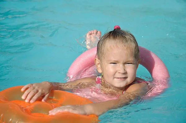 Bambina nuotare — Foto Stock