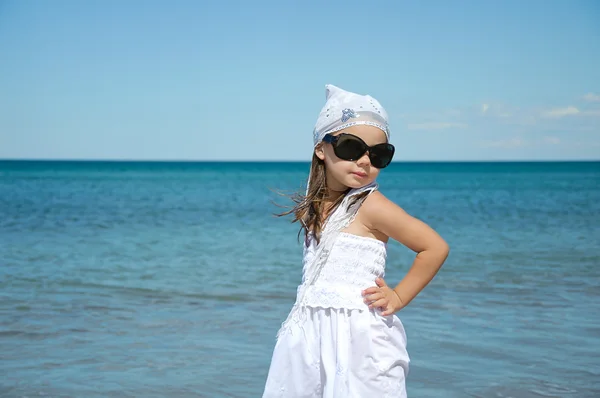 Dítě na pobřeží moře — Stock fotografie