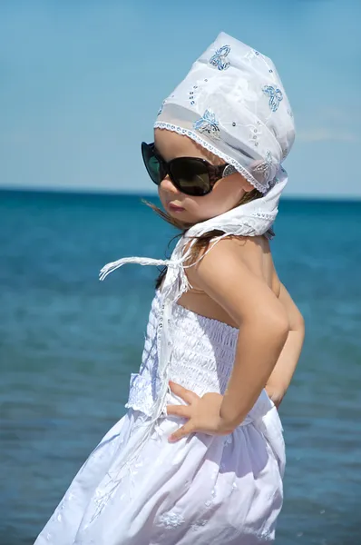 Niño en la costa del mar —  Fotos de Stock