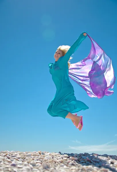 Donna che salta sulla spiaggia — Foto Stock