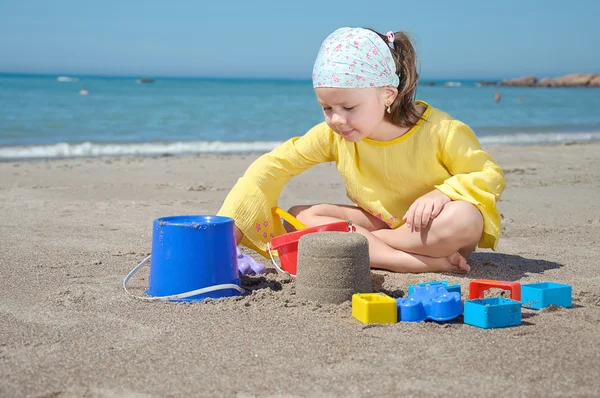 Niño jugando en la playa —  Fotos de Stock