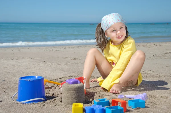 Copilul se joacă pe plajă — Fotografie, imagine de stoc