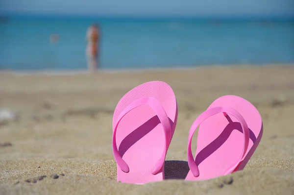 ビーチでピンクのフリップフロップ — ストック写真