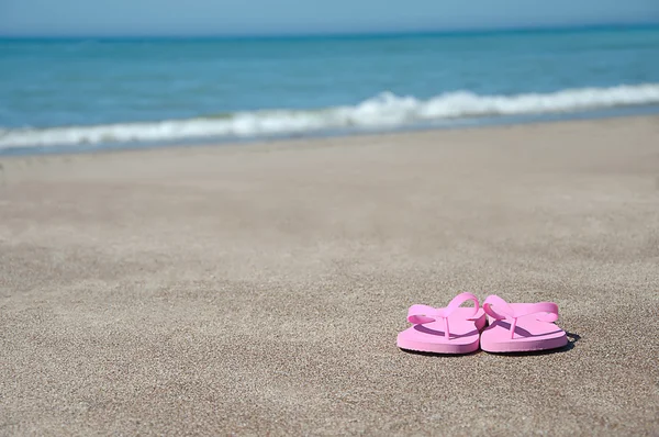 ビーチでピンクのフリップフロップ — ストック写真