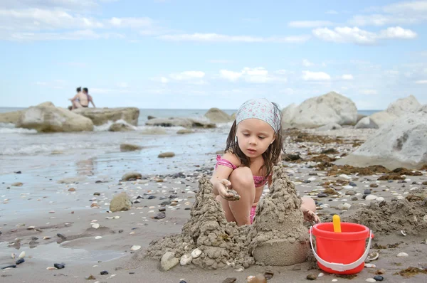 Child building sand castle — Stock Photo, Image